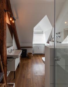 Vannas istaba naktsmītnē Design-Loft und Apartment im Villenviertel