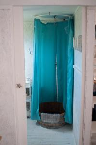 una puerta con una cortina azul en una habitación en Brakvlei 2, en Albertinia