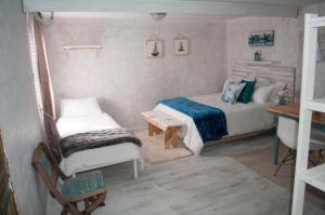 1 dormitorio con cama, escritorio y silla en Brakvlei 2, en Albertinia