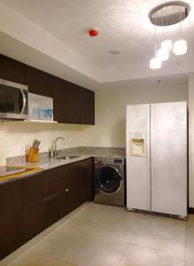 Dapur atau dapur kecil di Alameda Cariari Apartments