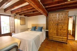 クエンカにあるCuencaLoft Alojamientos Sollaの木製の壁のベッドルーム1室(ベッド1台付)