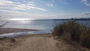 een uitzicht op een waterlichaam met de kustlijn bij cap coudalere in Le Barcarès