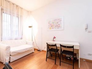 ein Wohnzimmer mit einem Sofa, einem Tisch und Stühlen in der Unterkunft Porta Venezia Flat in Mailand