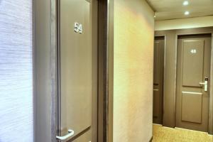 um corredor com dois elevadores e uma porta em Hotel Mec em Milão