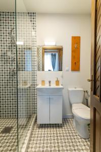 uma casa de banho com um WC, um lavatório e um chuveiro em Wood House Republicii em Brasov