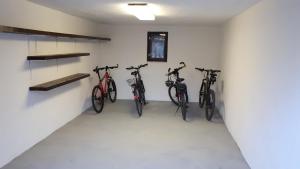 4 bicicletas están alineadas en una habitación en Privat Velvet en Turčianske Teplice