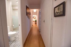 un couloir avec des toilettes et un couloir avec une corridorngthngthngth dans l'établissement Cuencaloft paseo del Huecar, à Cuenca 40 autres photos