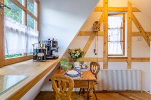 Příslušenství pro přípravu čaje a kávy v ubytování Apartments No 126 Loket