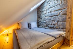 Postel nebo postele na pokoji v ubytování Apartments No 126 Loket
