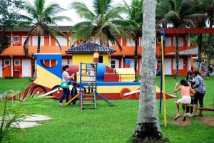 um grupo de crianças a brincar num parque infantil em Ilha Morena Praia Hotel em Caraguatatuba