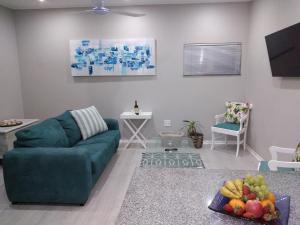 sala de estar con sofá verde y mesa en 901 Umdloti Beach Resort, en Umdloti