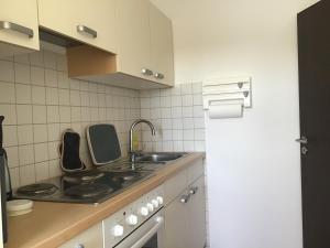 uma cozinha com um lavatório e uma bancada em Bokelrehm 3 em Bokelrehm