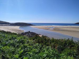 widok plaży z ludźmi w wodzie w obiekcie CASA BUITURON w mieście Cee
