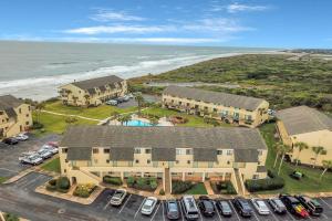 una vista aerea di una casa con parcheggio di Oceanfront condo with direct beach access, shared pool, tennis a Fort Matanzas