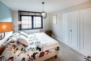 1 dormitorio con cama y ventana en Huize Idalie, en Bilzen