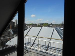 una vista desde la ventana de un techo en Super Penthouse #9 oder Studio #6 mit Aufzug, Terrasse & Wintergarten im Zentrum, en Eschweiler