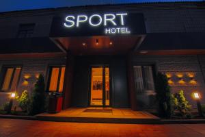 切爾卡瑟的住宿－Sport Hotel，带有阅读运动酒店标志的酒店入口