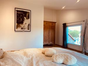 a bedroom with a bed with a stuffed animal on it at Jolie maison avec jardin. in Hoeilaart