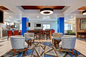 ein Zimmer mit Stühlen, einem Tisch und einem Esszimmer in der Unterkunft Holiday Inn Express Hotel & Suites Anderson I-85 - HWY 76, Exit 19B, an IHG Hotel in Anderson