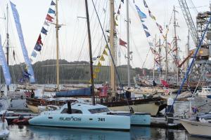 eine Gruppe von Booten, die in einem Hafen mit Flaggen angedockt sind in der Unterkunft Anacapri in Falmouth