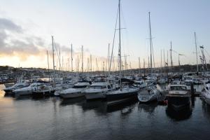 Un montón de barcos atracados en un puerto en Anacapri, en Falmouth