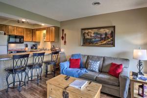 uma sala de estar com um sofá e uma cozinha em Branson Condo with Community Pool and Lake Access em Branson West