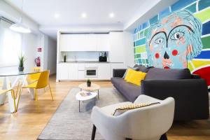 Una sala de estar con un cuadro grande en la pared. en Morar Apartments Malasaña, en Madrid