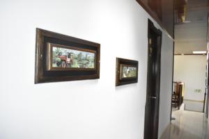 deux photos accrochées à un mur dans une pièce dans l'établissement Posada Dónde Cupeto, à Salento