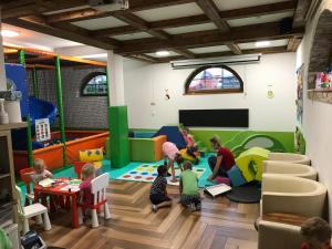 un grupo de niños jugando en una sala de juegos en Pensjonat Sekuła***, en Bukowina Tatrzańska