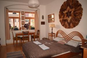 een slaapkamer met een bed en een tafel en stoelen bij Rychta in Rataje nad Sázavou