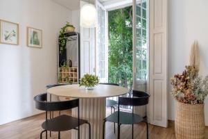 a dining room with a table and chairs and a window at Azul Cordoba By The Local Way in Mexico City