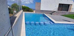 a swimming pool in the side of a house at Apartament Cau del llop in Llança