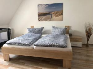 un lit avec deux oreillers dessus dans une chambre dans l'établissement Ferienwohnung Hendrich Sotterhausen, à Allstedt