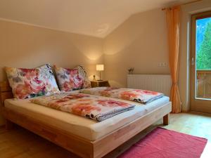 Un dormitorio con una cama con flores. en Haus Huberta en Achenkirch