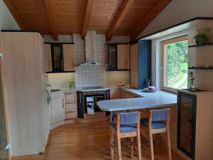 cocina con mesa, sillas y ventana en Haus Huberta en Achenkirch