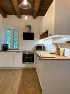 Η κουζίνα ή μικρή κουζίνα στο Luxury Cottage by Little Danube - Pista & Magduska