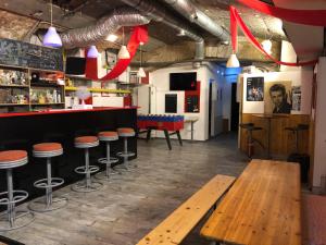 Lounge nebo bar v ubytování Whole basement former pub for stag do, bachelor House party flat