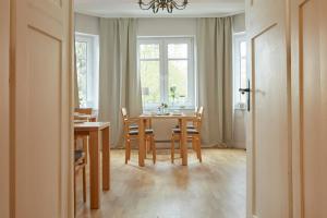 comedor con mesa, sillas y ventana en Villa Siegfried, en Bad Steben