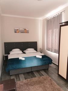 Tempat tidur dalam kamar di Napfény Szállás