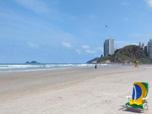Afbeelding uit fotogalerij van Apt Guarujá Enseada lado praia FAN 1 dorm Tv Netflix Wi-Fi Ar até 5 pessoas in Guarujá