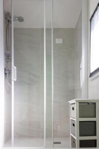 una doccia con porta in vetro in bagno di Canton del Gallo a Padova