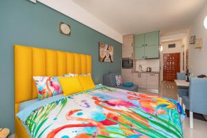 sypialnia z dużym łóżkiem z żółtym zagłówkiem w obiekcie Sea&Center Lux w Barze