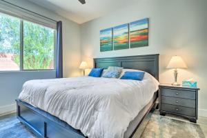 Säng eller sängar i ett rum på Dtwn Mesquite Condo with Resort Pool Golf and Gamble!