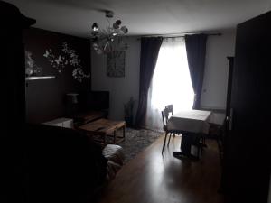 - un salon avec une table et une fenêtre dans l'établissement appartement complet 11 la roche racan 37370, à Saint-Paterne-Racan