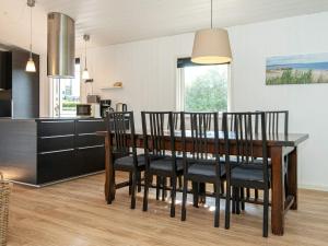 ヒュールスミンネにある6 person holiday home in Juelsmindeのキッチン、ダイニングルーム(テーブル、椅子付)