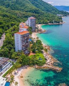 een luchtfoto van een resort aan een strand bij Hotel Hortencia in Puerto Vallarta