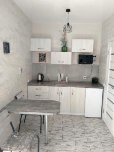 O bucătărie sau chicinetă la Апартаменти двохкімнатні в клубном будинку Villa Irina