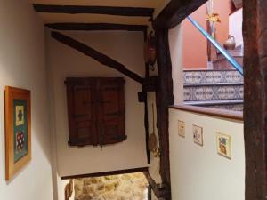 un pasillo de una casa con puerta y pared en Casa rural La Media Legua, en Villoslada de Cameros