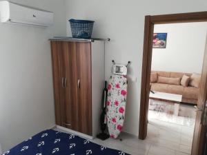 um quarto com um armário ao lado de um quarto em Dalaman Airport Daltur Aparts em Dalaman