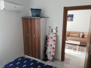 Zimmer mit einem Schrank neben einem Zimmer in der Unterkunft Dalaman Airport Daltur Aparts in Dalaman + 9 Fotos